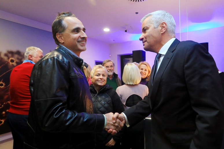 Predsednik mariborske NSi Bernard Memon je bil med prvimi političnimi nasprotniki, ki je čestital Saši Arsenoviču za največ glasov v prvem krogu.