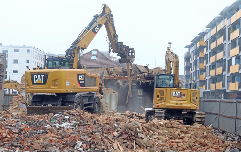 Glavna fotografija članka:(FOTO in VIDEO) Bagra nad propadajočo hišo v Jezdarski ulici na robu Magdalenskega parka v Mariboru