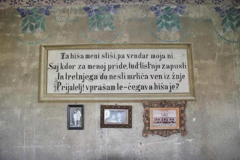 V stanovanjski hiši domačije Šoštarič v Grabah pri Ljutomeru so lastniki z obnovo zunanjščine leta 2011 ohranili vse prvotne detajle ambiciozno zasnovanega podeželskega stavbarstva iz prve četrtine 20. stoletja. Odlikujejo jo fasadna profilacija, izjemen dekorativni tlak veže, notranje stenske poslikave ter še vedno ohranjena stavbna in bivalna oprema.