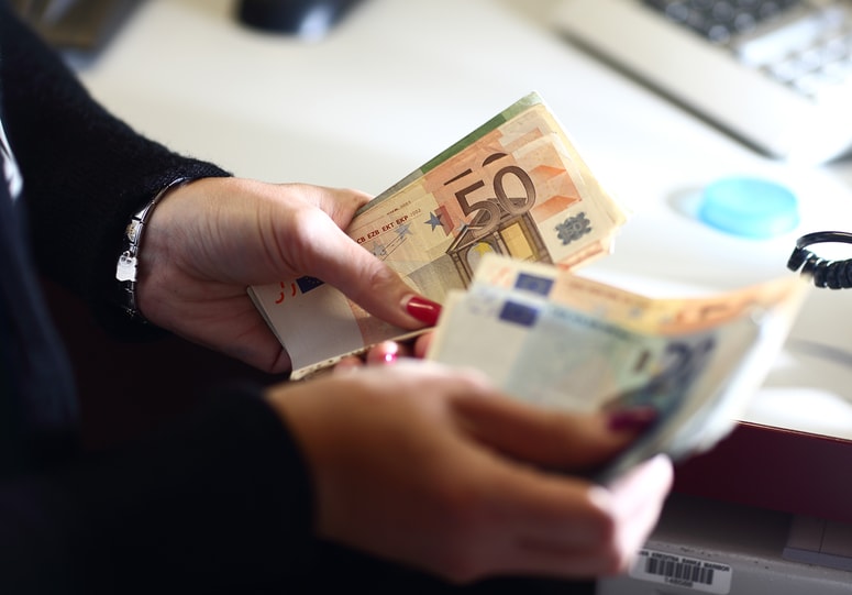 Glavna fotografija članka:Obvezni zdravstveni prispevek od danes višji, uskladili so ga z rastjo plač 