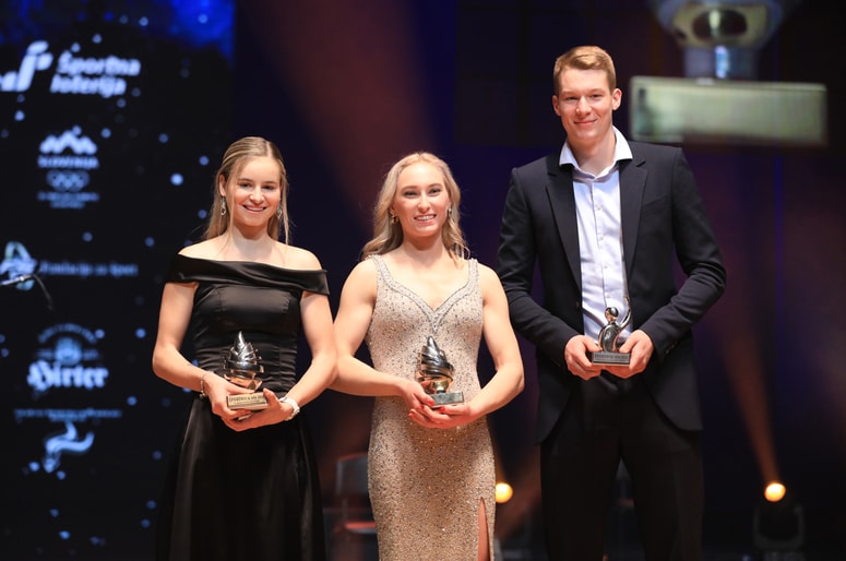 Janja Garnbret, Nika Križnar in Rok Možič so v malce okrnjeni zasedbi šporntikov na prireditvi fotografom pozirali lani. Kdo bo letos? 