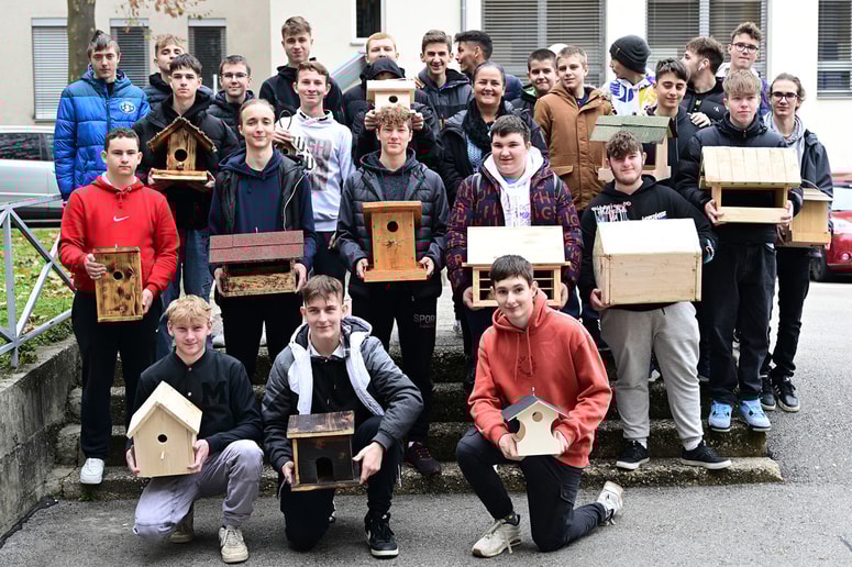 Dijaki s ptičjimi hišicami, med njimi učiteljica Ivanka Lesjak 