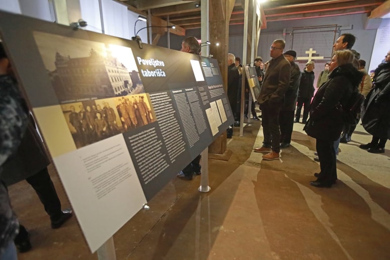 Razstava prikazuje uničevalno delovanje taborišča. 