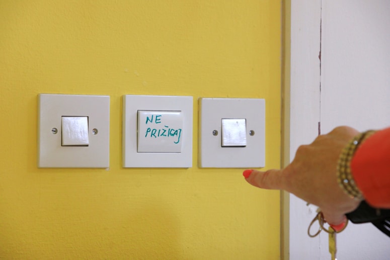 Glavna fotografija članka:(FOTO) Težave tudi na mariborski OŠ borcev za severno mejo: Stikala v knjižnici se ne smejo dotikati, ker useka