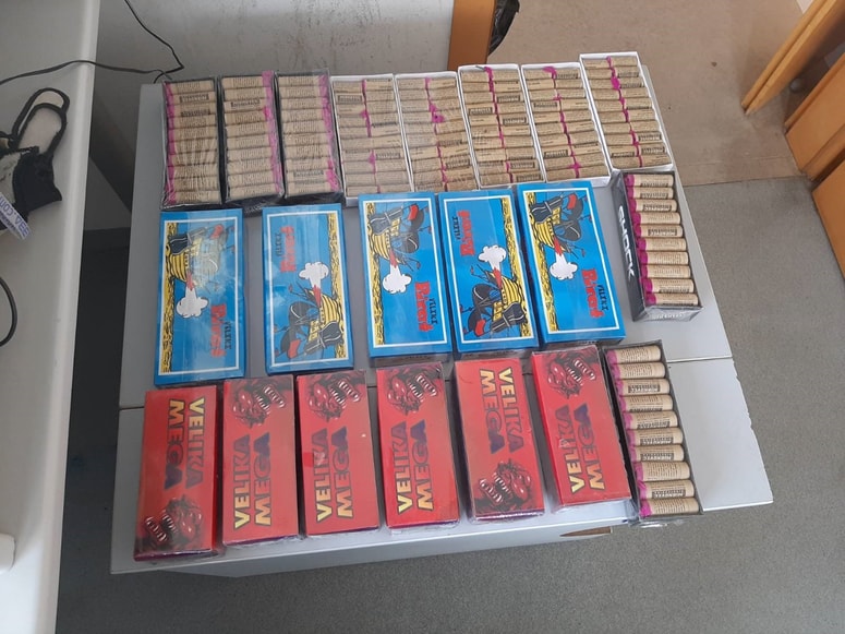 Glavna fotografija članka:(FOTO) Policisti imajo s prepovedanimi petardami polne roke dela, 37-letnica jih je tovorila več kot 1400