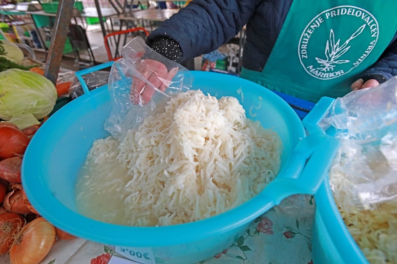 Kisla repa je pozimi nepogrešljiv del ponudbe mariborske tržnice. 