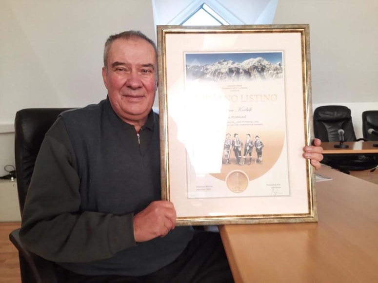 Franc Kocbek s svečano listino Planinske zveze Slovenije.