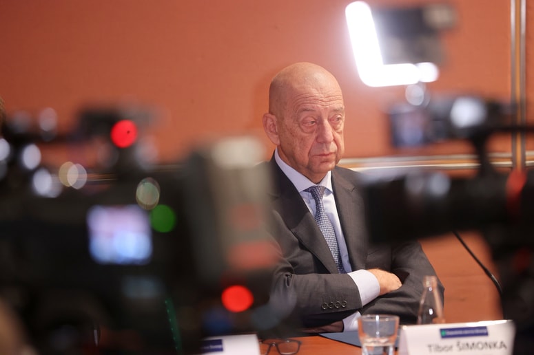 Predsednik GZS Tibor Šimonka je dejal, da podjetja dobivajo ponudbe za dobavo električne energije po 460 evrov za megavatno uro, kar ob upoštevanju intenzivne pomoči po zakonu pomeni ceno 316 evrov.