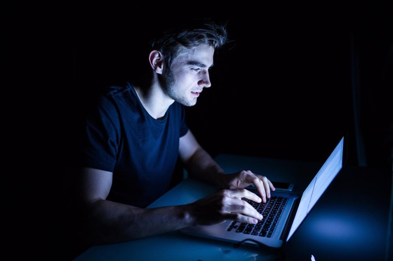 Goljuf je poklical prodajalko in ji predlagal, da bi artikel prevzela kurirska služba.