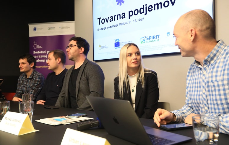 Monika Jankovič (v pogovoru z Urbanom Lapajnetom) je v podjetju Oikos Housing izjemno uspešno unovčila svojo idejo o kkaovostnih modularnih mobilnišh hiškah.