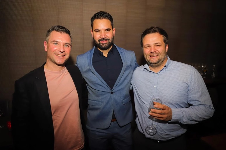 Tarek Naji (na sredini) je odvetnik, ki dela v Odvetniški pisarni Gorjup. Ob njemu sta Tadej Mežnar in Boštjan Lesjak.