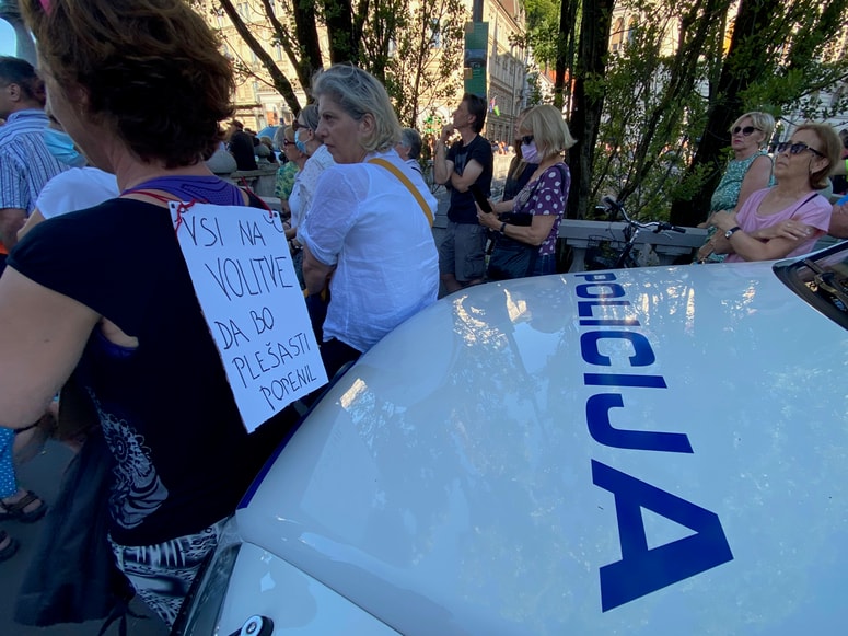 Protestna protiproslava ob 30. obletnici osamosvojitve Slovenije na Prešernovem trgu v Ljubljani 25. junija 2021.