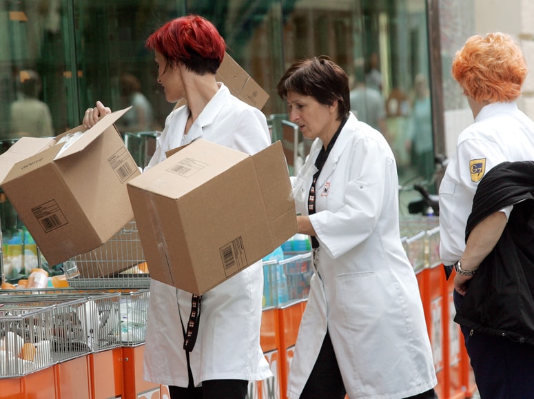 Ročno premeščanje prevelikih bremen povzroča mišično-kostna obolenja, zaradi katerih je preveč bolniške odsotnosti z dela in delovne invalidnosti.