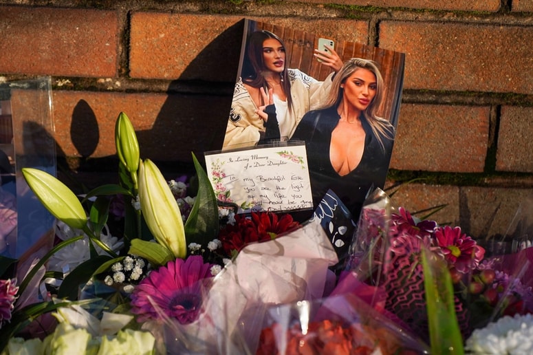 Sporočilo prijateljice ubite Elle Edwards ob rožah, položenih na kraju umora.