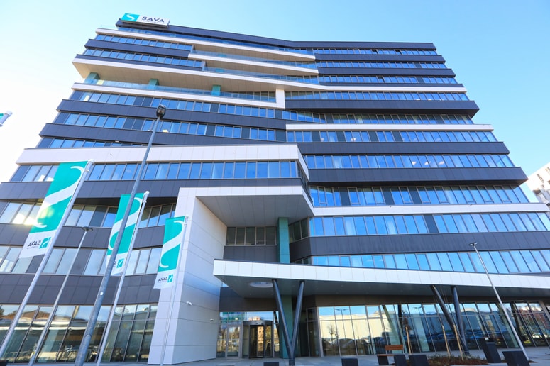 Selitev oddelkov in zaposlenih Zavarovalnice Sava na Tabor bo zaključena do konca januarja. Polno delovanje predvidevajo po zadnjih selitvah, odprtje pa načrtujejo za konec februarja. 