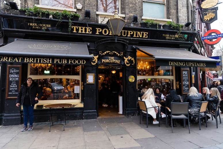 Pubi veljajo za zaščitni znak Velike Britanije, a kriza jim ne prizanaša. 