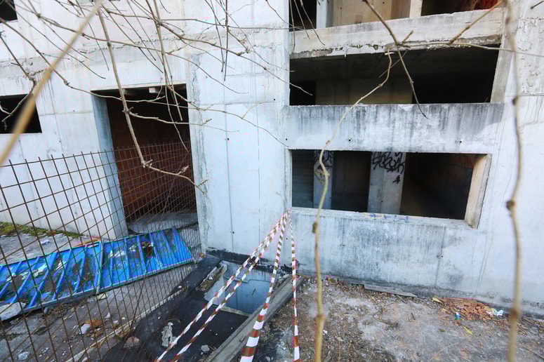 Glavna fotografija članka:(FOTO) Maribor: Zgrmel v deset metrov globok svetlobni jašek ob nedokončanem objektu Centrum in preživel
