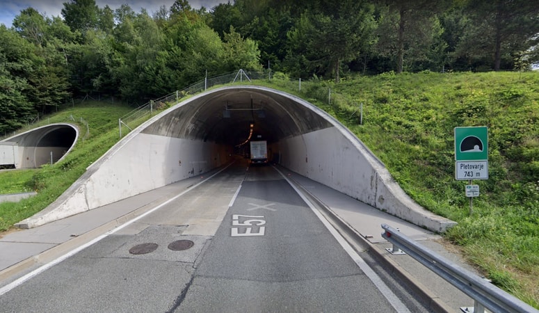 Nesreča naj bi se zgodila v predoru Pletovarje.