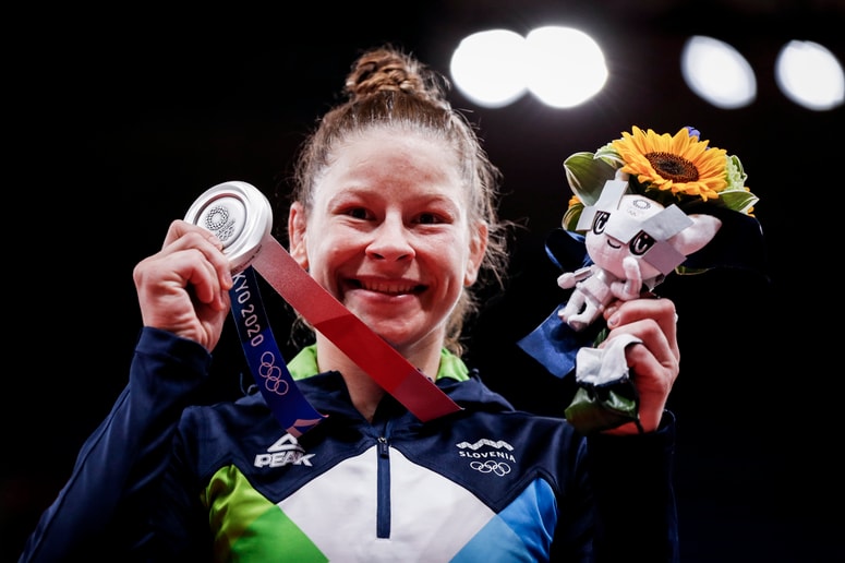 Slovenska judoistka Tina Trstenjak je na olimpijskih igrah v Tokiu osvojila srebrno kolajno v kategoriji do 63 kg.