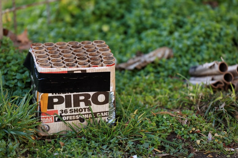 Vsako leto v času novoletnih praznikov smo priča številnim poškodbam zaradi petard. Fotografija je simbolična. 