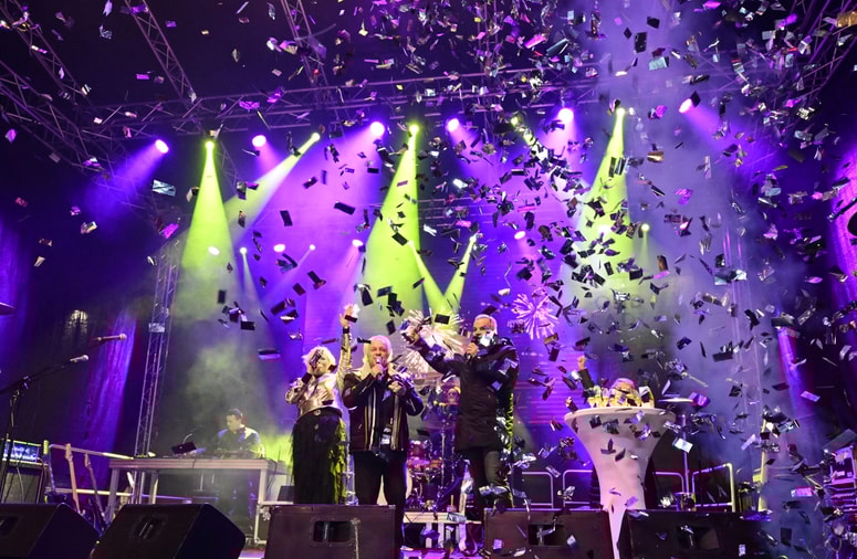 Na Trgu Leona Štuklja bo Silvestrski poljub znova zapel Alfi Nipič. 