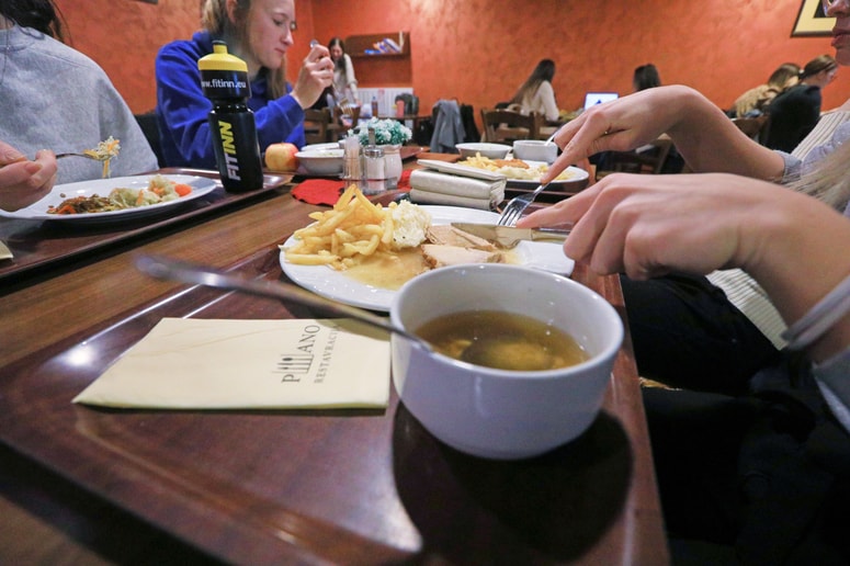 V javnem razpisu za subvencioniranje prehrane so določeni pogoji in merila zdrave prehrane, ki jih morajo upoštevati vsi ponudniki. 