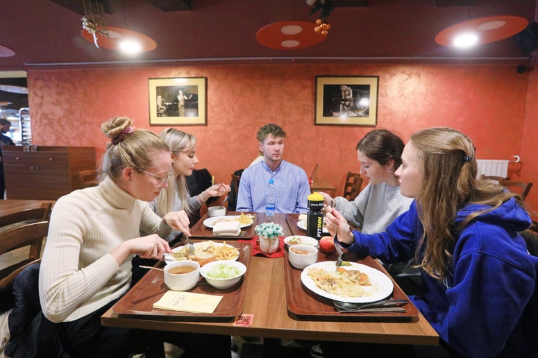 Kot ugotavljajo na ministrstvu, je povprečno mesečno število koristnikov študentske prehrane od leta 2011 do leta 2022 upadlo za približno 34 odstotkov. 