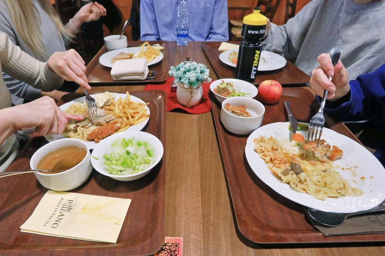 Veliko gostincev je z novim letom zvišalo doplačilo bona na maksimalnih 5,50 evra. 