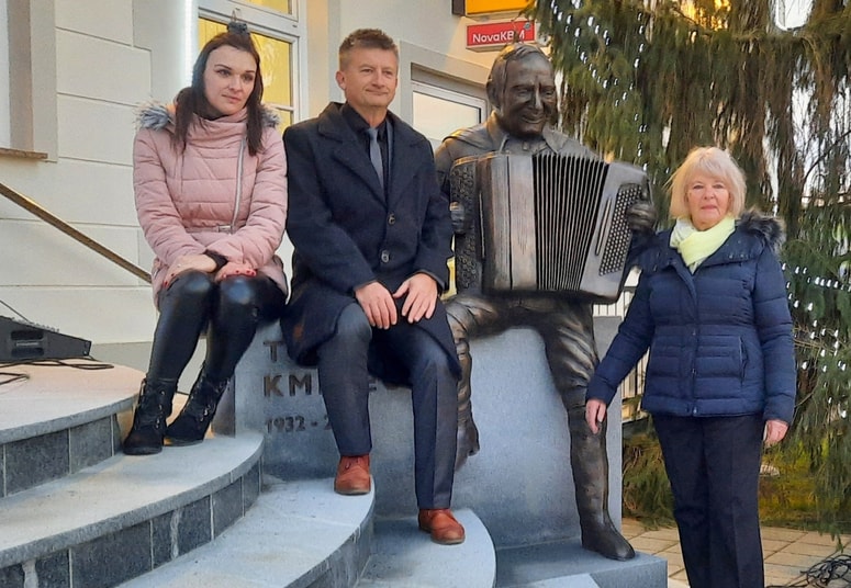 Glavna fotografija članka:V središču Markovcev postavili spomenik Toneta Kmetca