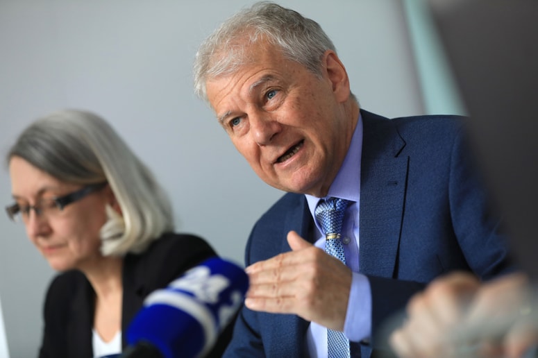 Javnofinančni položaj države se utegne v prihodnjih treh letih poslabšati, kažejo projekcije, ki jih je na podlagi trenutno veljavnih politik naredil fiskalni svet, ki ga vodi dr. Davorin Kračun. 