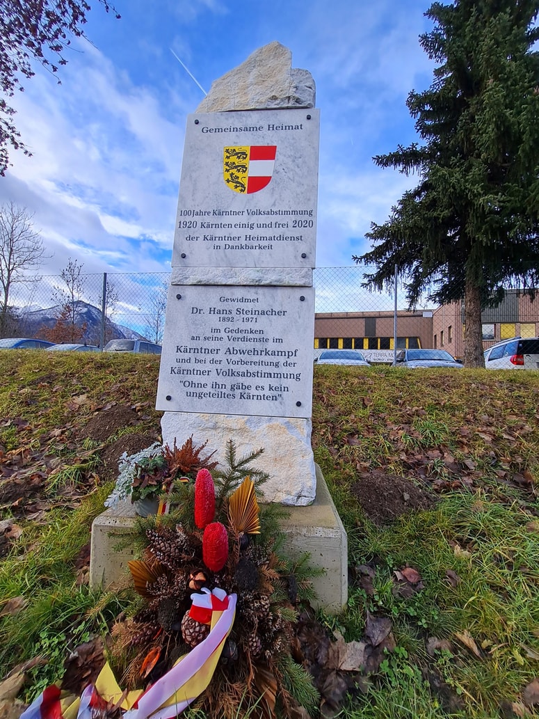 Spomenik brambovcu in nacistu dr. Hansu Steinacherju v Miklavčevem pri Žitari vasi 