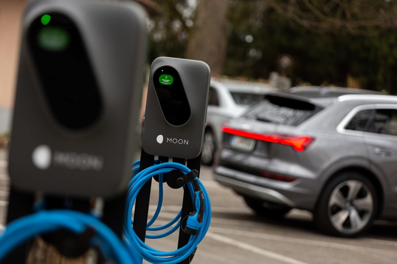 Postaja za polnjenje vašega električnega vozila - najboljša kombinacija tehnologije, oblikovanja, funkcionalnosti in povezljivosti, združena v eni najnaprednejših polnilnih postaj na svetu.