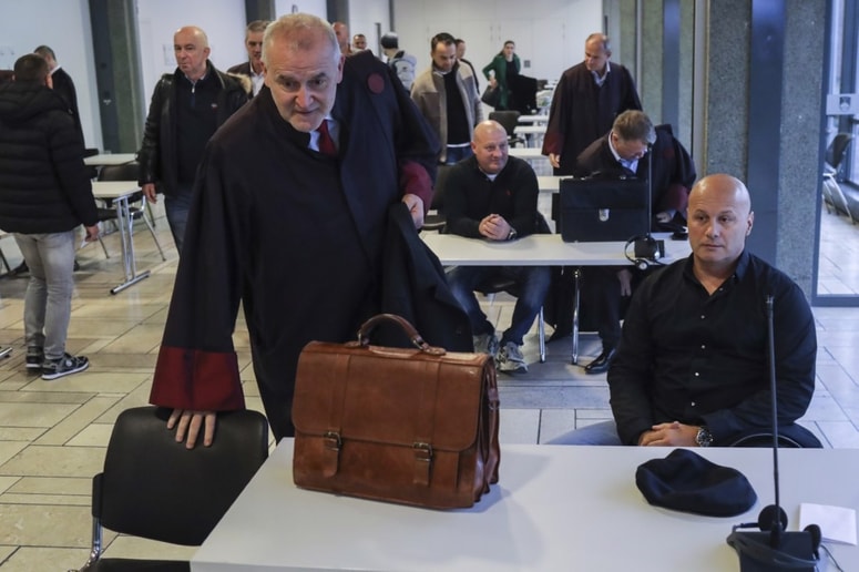 Prvoobtoženi Dragan Tošić in njegov zagovornik odvetnik Janez Koščak.