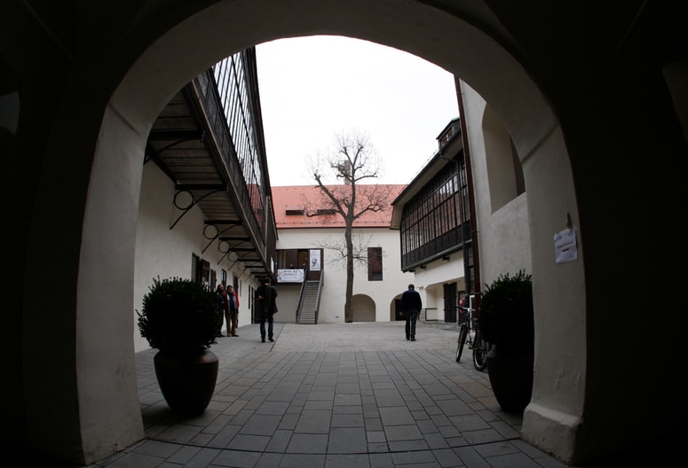 Osrednje festivalsko prizorišče bo letos prvič Vetrinjski dvor. 