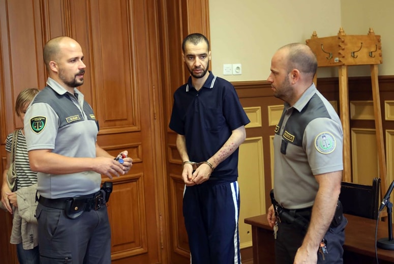 Psihiatrični izvedenec je ocenil, da ni nobenih znakov, da Fatah Rašid Adaouri v času kaznivega dejanja ni bil prišteven.

