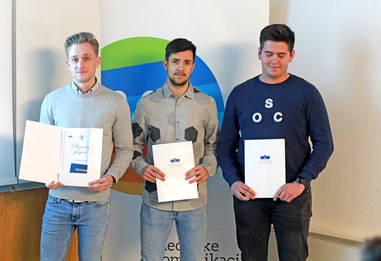 S tehnično dovršenim videom o problematiki uporabe telefona med vožnjo so najbolj prepričali (z leve) Tim Cof, Martin Grosek in Jan Hauptman.