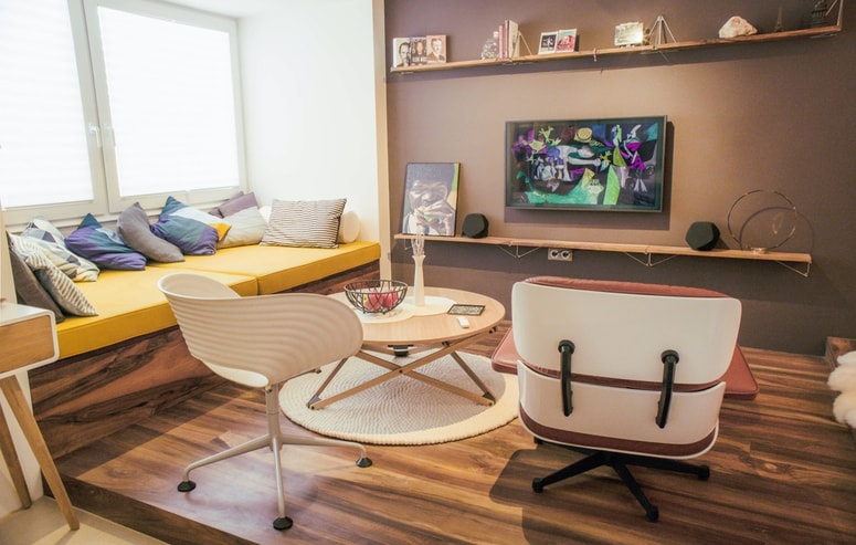 V stanovanju, ki se prodaja v Mariboru in katerega kvadratni meter je vreden skoraj 4000 evrov, se pod kavčem skriva kad. 