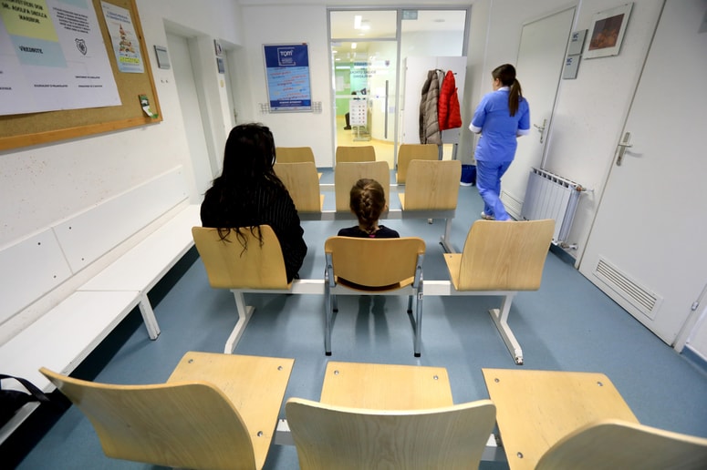 Maribor je spet nekaj posebnega. Vsak, ki potrebuje bolniški stalež, ker se otrok ne počuti dovolj dobro, da bi šel v šolo ali vrtec, mora po novem otroka pripeljati na pregled. 