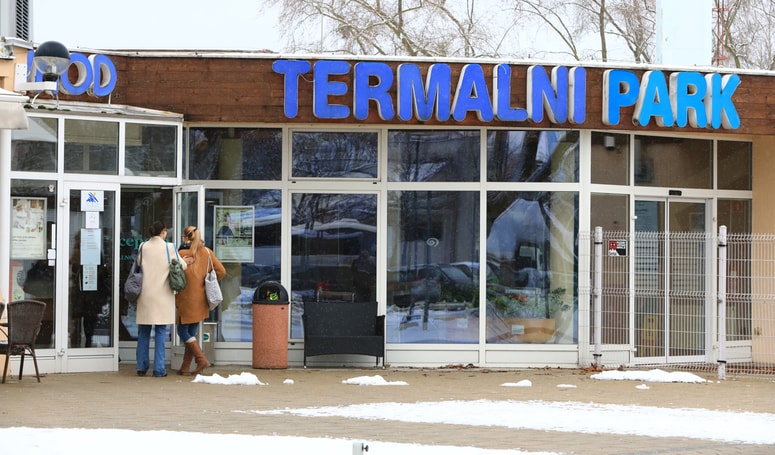 Nesrečni dogodek v Termah Ptuj se je zgodil, ko se je otroška igra na toboganu počasi zaključevala, napovedali so "zadnjo vožnjo", ki pa je bila za dečka, sicer plavalca, žal usodna. 