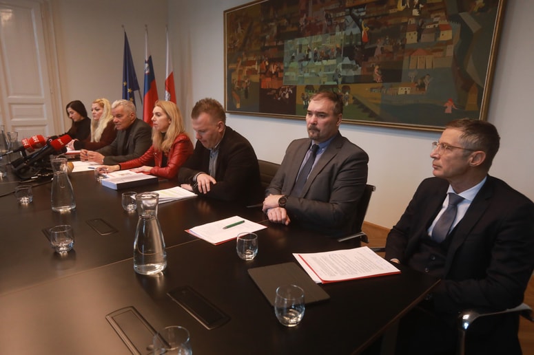 Pričakovanja direktorja Energetike Borisa Novaka (desno), da bo vlada vendarle znižala ceno daljinskega ogrevanja za gospodinjstva, so se danes popoldne vendarle uresničila. 