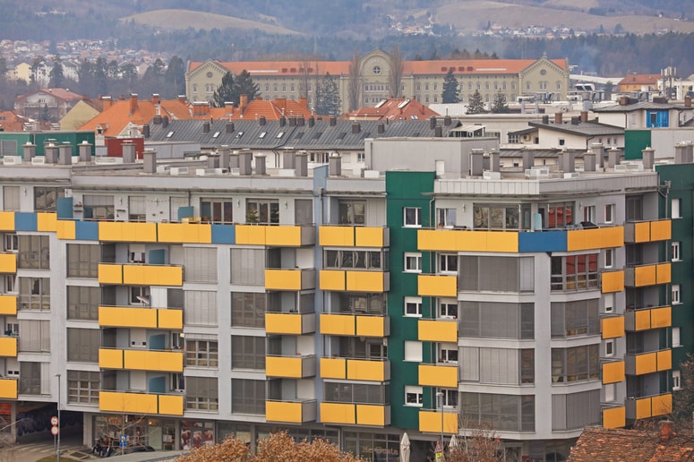 Višje obrestne mere, makrobonitetne omejitve in pomanjkjanje nepremičnin vplivajo na povpraševanje po stanovanjskih posojilih. 