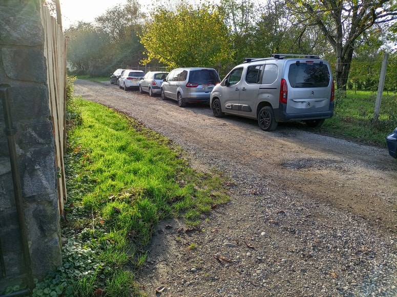 Kdo je pristojen za nadzor parkiranja na vodovarstvenem območju, ni znano. 