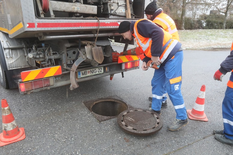 Glavna fotografija članka:(FOTO in VIDEO) V drobovju mariborske kanalizacije: Med podganami in zobnimi protezami