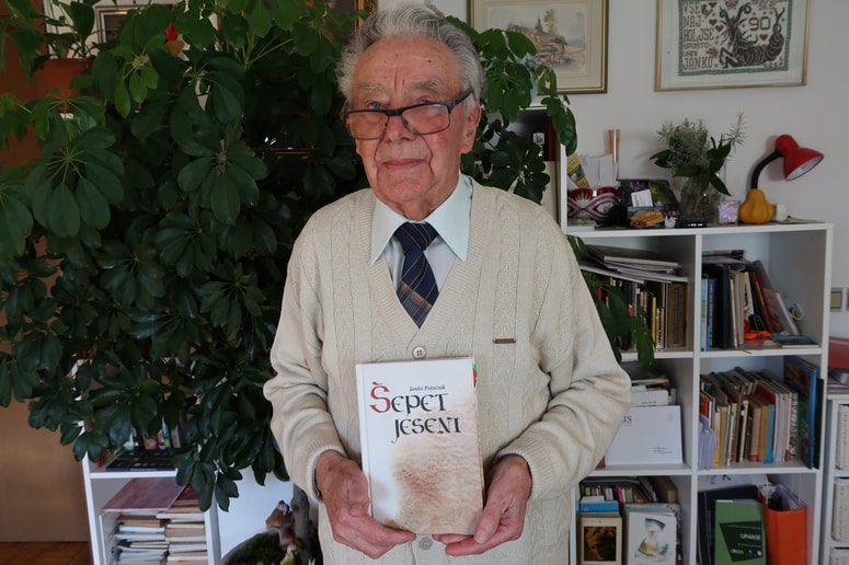 Janko Potočnik s svojo pesniško zbirko

