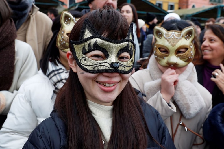 Glavna fotografija članka:(FOTO) Začetek beneškega karnevala obeležili s sprevodom mask in uličnih umetnikov