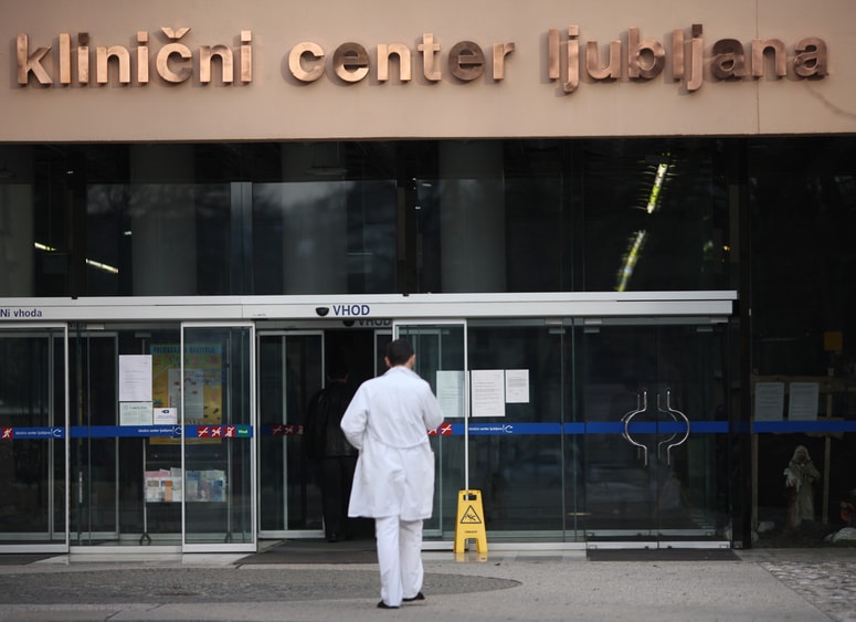 Zaradi varčevanja pri zaposlovanju zdravnikov so na kliničnem oddelku za hematologijo interne klinike ljubljanskega UKC kadrovsko podhranjeni. Predsednika vlade so opozorili tudi na prostorsko stisko. 
