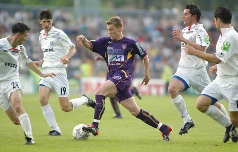 Tako so 28. maja 2003 nogometaši celjskega kluba Matej Šnofl, Simon Sešlar, Marko Križnik in Vladislav Lungu lovili Damirja Pekića. 