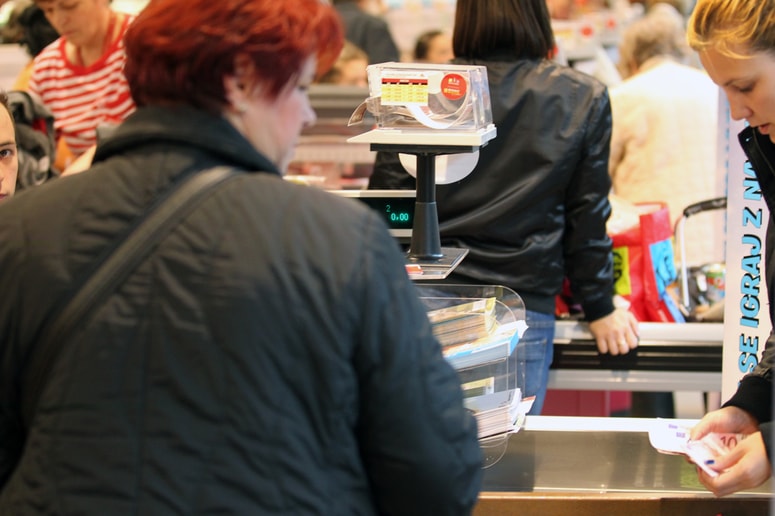 Premalo denarja je v letošnjem proračunu predvidenega za transferje gospodinjstvom, saj se večina teh transferjev v skladu z zakonodajo marca uskladi z inflacijo preteklega leta.

