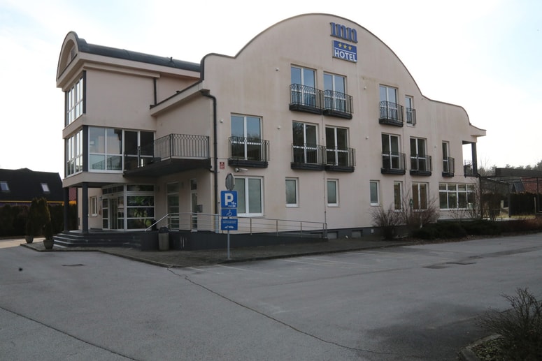 Lokacija jim zelo ustreza, ker ima nekdanji hotel veliko parkirišče in je malce iz centra, hkrati je mogoče peš do trgovskih centrov, blizu je gozd. 