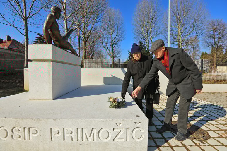 Ivan Gorjup in Viljem Rozman sta položila venec ob spomeniku Josipa Primožiča - Toša.